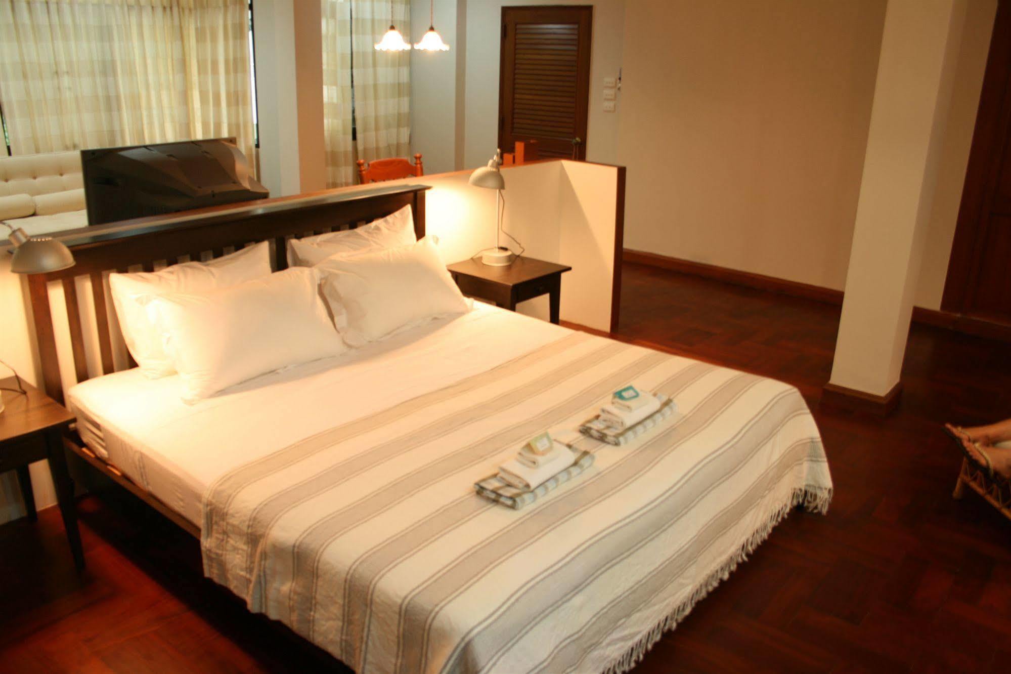 Napa Place Bed & Breakfast Бангкок Экстерьер фото